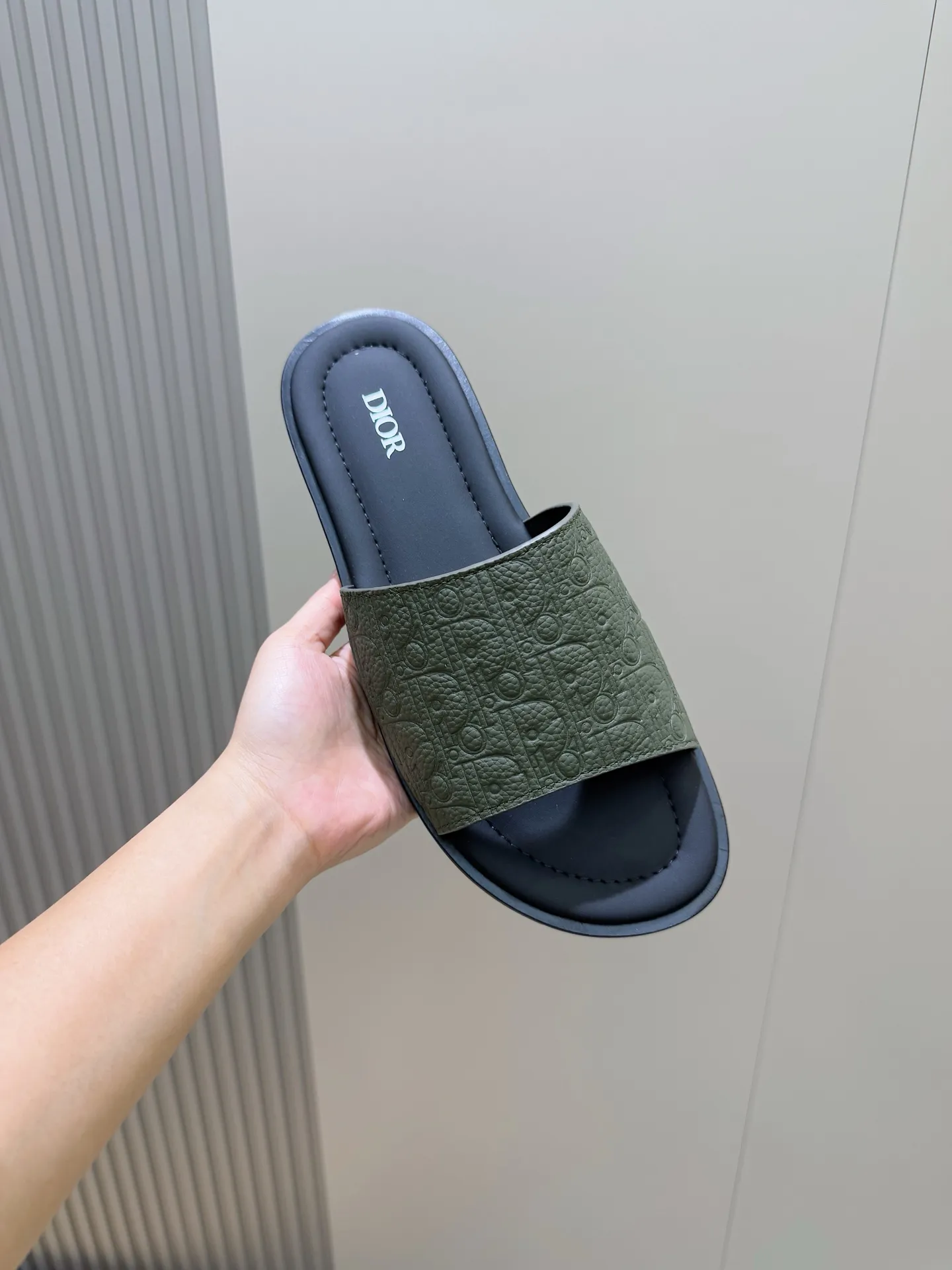 Men's Men's Shoes 💰320 [New Style] 🐝🐝Dior Alias ​​men's leather slippers. This Alias ​​sandal is a new summer product, showing a casual and elegant style. Carefully crafted from grained cow leather and Oblique printed fabric, with cowhide lining! Cross-strap design with metal-clad brass CD Diamond logo. The imported cowhide leather and rubber sole adds sophistication and comfort, while Oblique print-effect anti-slip panels add style. Size: 39-44 (customized at 38.45)